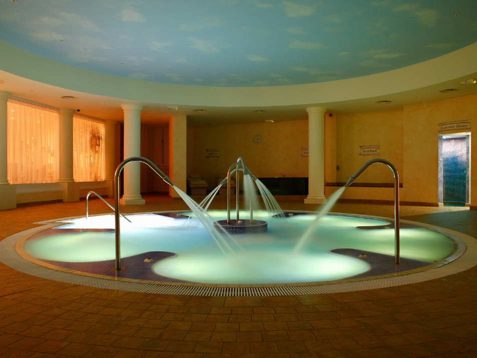 Hydrotherapy pool in the heat and ice experiences